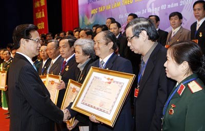 Prime Minister Nguyen Tan Dung ( L ) gives certificates of People's Doctor Titles and Excellent Doctor Titles to medical practitioners ( Photo: SGGP) Prime Minister Nguyen Tan Dung ( L ) gives certificates of People's Doctor Titles and Excellent Doctor Titles to medical practitioners ( Photo: SGGP)