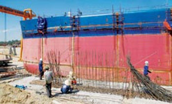 Workers build a ship at the Vietnam Shipping Industry Corporation (Vinashin). Government will restructure State groups and corporations that have operated inefficiently (Photo: Thanh Nien) Workers build a ship at the Vietnam Shipping Industry Corporation (Vinashin). Government will restructure State groups and corporations that have operated inefficiently (Photo: Thanh Nien)