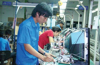 Workers at Viettronics Tan Binh Joint Stock Company in HCMC are keen to work on their first day back from holidays, February 22 (Photo: SGGP) Workers at Viettronics Tan Binh Joint Stock Company in HCMC are keen to work on their first day back from holidays, February 22 (Photo: SGGP)