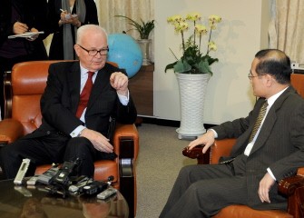 US special envoy Stephen Bosworth (L) talks with South Korea's nuclear envoy Wi Sung-Lac (R) during their meeting at the Foreign Ministry in Seoul on February 25, 2010. AFP PHOTO US special envoy Stephen Bosworth (L) talks with South Korea's nuclear envoy Wi Sung-Lac (R) during their meeting at the Foreign Ministry in Seoul on February 25, 2010. AFP PHOTO