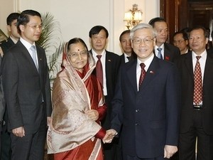 Indian President Pratbha Patil (L) shakes hands with visiting Vietnamese top legislator Nguyen Phu Trong on Feb. 25 (Photo: Vietnam News Agency) Indian President Pratbha Patil (L) shakes hands with visiting Vietnamese top legislator Nguyen Phu Trong on Feb. 25 (Photo: Vietnam News Agency)