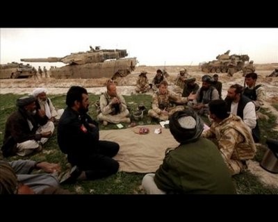 Senior British and US army personnel have been meeting with farmers in Trikh Nawar, close to the town of Marjah, with many locals saying that trapped residents in the town are running out of food. (AFP Photo) Senior British and US army personnel have been meeting with farmers in Trikh Nawar, close to the town of Marjah, with many locals saying that trapped residents in the town are running out of food. (AFP Photo)