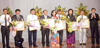 Seven doctors receive the “2009 Outstanding Doctor” award at yesterday’s meeting held in HCMC to mark Vietnam Doctors’ Day (Photo: SGGP) Seven doctors receive the “2009 Outstanding Doctor” award at yesterday’s meeting held in HCMC to mark Vietnam Doctors’ Day (Photo: SGGP)