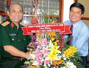 City Party Committee standing deputy secretary Nguyen Van Dua congratulates People’s Physician Prof. Nguyen Van Hoang Dao at a meeting on February 26 to mark the 55th Vietnam Doctor’s Day (Photo: SGGP) City Party Committee standing deputy secretary Nguyen Van Dua congratulates People’s Physician Prof. Nguyen Van Hoang Dao at a meeting on February 26 to mark the 55th Vietnam Doctor’s Day (Photo: SGGP)