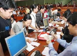 Students at the HCM City University of Economics pay their tuition fees for the 2008-2009 academic year. Chairman of the National Assembly Committee for Culture, Education, Youth and Children, Dao Trong Thi, has advised that universities to take people’s living conditions into account when they make plans to increase tuition fees (Photo: Tuoi Tre) Students at the HCM City University of Economics pay their tuition fees for the 2008-2009 academic year. Chairman of the National Assembly Committee for Culture, Education, Youth and Children, Dao Trong Thi, has advised that universities to take people’s living conditions into account when they make plans to increase tuition fees (Photo: Tuoi Tre)