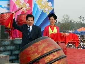 President Nguyen Minh Triet ( L ) beats the drum to open the Sports, Culture and Tourism week at the Tran Dynasty Temple relics in the northern province of Thai Binh on February 27 President Nguyen Minh Triet ( L ) beats the drum to open the Sports, Culture and Tourism week at the Tran Dynasty Temple relics in the northern province of Thai Binh on February 27