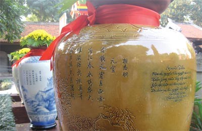 A Bat Trang pottery vase featuring a famous poem at the exhibition (Photo:SGGP) A Bat Trang pottery vase featuring a famous poem at the exhibition (Photo:SGGP)