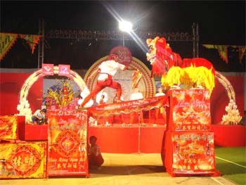 The lion dance is an important part in the Lantern Festival The lion dance is an important part in the Lantern Festival