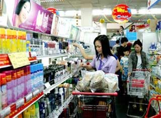 Shoppers at a supermarket. PM Nguyen Tan Dung urges relevant agencies to take action to tighten price control and prevent inflation. (Photo: SGGP) Shoppers at a supermarket. PM Nguyen Tan Dung urges relevant agencies to take action to tighten price control and prevent inflation. (Photo: SGGP)