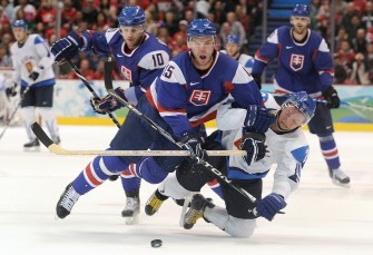 Jere Lehtinen #26 of Finland fights for the puck against Jozef Stumpel #15 of Slovakia during the ice hockey men's bronze medal game on February 27, 2010 in Vancouver. AFP photo Jere Lehtinen #26 of Finland fights for the puck against Jozef Stumpel #15 of Slovakia during the ice hockey men's bronze medal game on February 27, 2010 in Vancouver. AFP photo