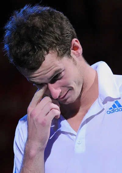 Nỗi thất vọng Andy Murray sau trận chung kết. Nỗi thất vọng Andy Murray sau trận chung kết.