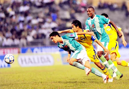 Các đội bóng V-League khốn khổ việc di chuyển dịp cuối năm: Trời ơi… vé!