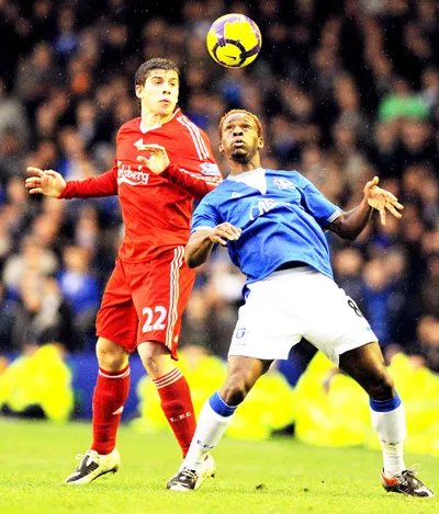 Tiền đạo Louis Saha (phải, Everton) che bóng trước hậu vệ Emiliano Insua của Liverpool. Tiền đạo Louis Saha (phải, Everton) che bóng trước hậu vệ Emiliano Insua của Liverpool.