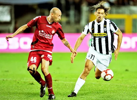 Tiền đạo Amauri (phải, Juventus) đi bóng qua hậu vệ Mirko Pieri (Livorno). Tiền đạo Amauri (phải, Juventus) đi bóng qua hậu vệ Mirko Pieri (Livorno).
