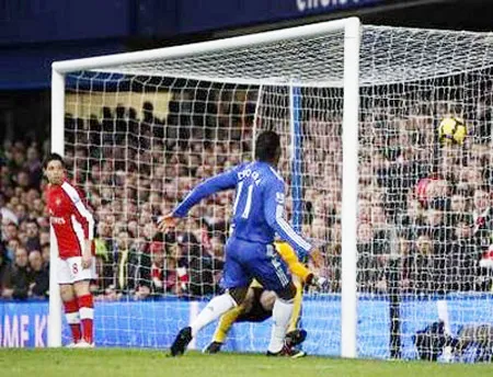 Vòng 25 Giải Ngoại hạng Anh: Thắng Arsenal 2 - 0, Chelsea trở lại ngôi đầu