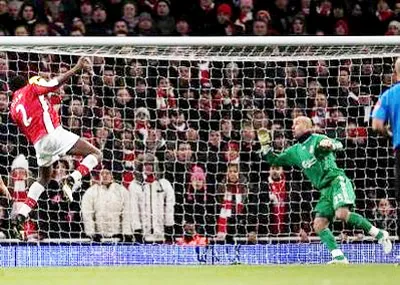 Abou Diaby (số 2) trong pha đánh đầu ghi bàn thắng duy nhất mang lại chiến thắng cho Arsenal. Abou Diaby (số 2) trong pha đánh đầu ghi bàn thắng duy nhất mang lại chiến thắng cho Arsenal.
