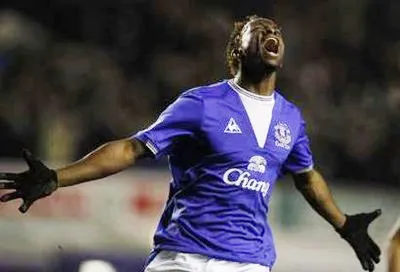 Tiền đạo Louis Saha, tác giả của cả hai bàn thắng vào lưới Chelsea. Tiền đạo Louis Saha, tác giả của cả hai bàn thắng vào lưới Chelsea.