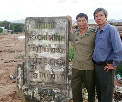 Tác giả (phải) bên cột mốc Trường Sơn. Ảnh: H.N Tác giả (phải) bên cột mốc Trường Sơn. Ảnh: H.N