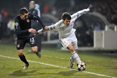 Hậu vệ Lyon (trái) Anthony Reveillere trong pha cản phá bóng với trung vệ Kaka (phải) của Real Madrid. Ảnh: AFP Hậu vệ Lyon (trái) Anthony Reveillere trong pha cản phá bóng với trung vệ Kaka (phải) của Real Madrid. Ảnh: AFP