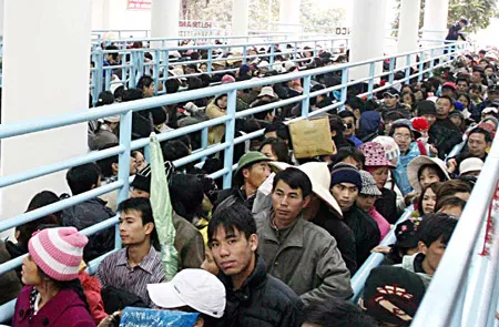 Khai hội chùa Hương - Vui nhưng khó coi