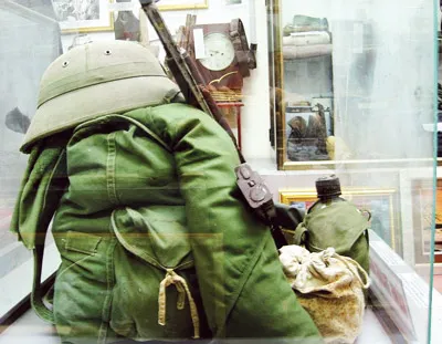 “Hành trang người lính” là những vật rất đỗi thân thuộc của những người lính năm xưa... “Hành trang người lính” là những vật rất đỗi thân thuộc của những người lính năm xưa...
