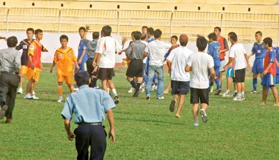 Loạn đả trên sân Quy Nhơn