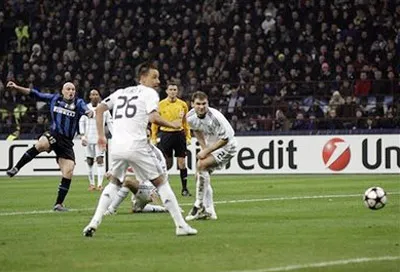 Tiền vệ Esteban Cambiasso (bìa trái) tung cú sút ấn định chiến thắng 2 - 1 cho Inter Milan. Tiền vệ Esteban Cambiasso (bìa trái) tung cú sút ấn định chiến thắng 2 - 1 cho Inter Milan.