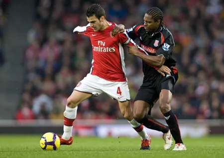 Tiền vệ Cesc Fabregas (trái, Arsenal) đi bóng trong trận thắng Stoke 2-0 ở lượt đi. Tiền vệ Cesc Fabregas (trái, Arsenal) đi bóng trong trận thắng Stoke 2-0 ở lượt đi.