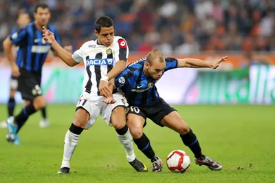 Tiền đạo Alexis Sanchez (Udinese, trái) tranh bóng với tiền vệ Wesley Sneijder (Inter). Tiền đạo Alexis Sanchez (Udinese, trái) tranh bóng với tiền vệ Wesley Sneijder (Inter).