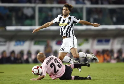 Tiền vệ Diego (Juventus) sút bóng trước sự truy cản của Mark Bresciano (Palermo). Tiền vệ Diego (Juventus) sút bóng trước sự truy cản của Mark Bresciano (Palermo).
