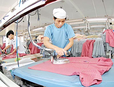 Untrained workers know just one step in the manufacturing process. Vietnam must impress upon enterprises the need to apply newer technologies and use more skilled workers, experts say ( Photo: SGGP) Untrained workers know just one step in the manufacturing process. Vietnam must impress upon enterprises the need to apply newer technologies and use more skilled workers, experts say ( Photo: SGGP)