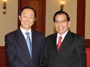 Party General Secretary Nong Duc Manh met with member of CPCCC Wang Jia-rui in Hanoi on March 1. Party General Secretary Nong Duc Manh met with member of CPCCC Wang Jia-rui in Hanoi on March 1.