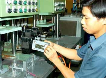 A worker at Sameco. The company had used research to build a new production line that cuts costs by hundreds of billions of dong. A new survey in HCMC shows that investment in scientific research should be boosted. (Photo: SGGP). A worker at Sameco. The company had used research to build a new production line that cuts costs by hundreds of billions of dong. A new survey in HCMC shows that investment in scientific research should be boosted. (Photo: SGGP).