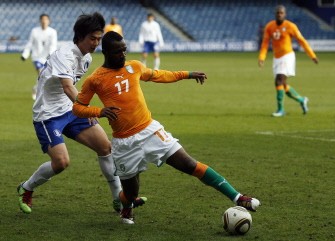 Ivory Coast's defender Siake Tiene (R) fights for the ball with South Korea's midfielder Ki Sung-Yong (L) during their International friendly football match in London on March 3, 2010. AFP PHOTO Ivory Coast's defender Siake Tiene (R) fights for the ball with South Korea's midfielder Ki Sung-Yong (L) during their International friendly football match in London on March 3, 2010. AFP PHOTO