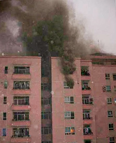 Thick smoke billows out of an 18-storey apartment building March 10 in Hanoi. The inferno left two dead and several others injured. (Photo:Dtinews) Thick smoke billows out of an 18-storey apartment building March 10 in Hanoi. The inferno left two dead and several others injured. (Photo:Dtinews)