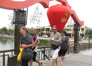 Foreign tourists in Hoi An Ancient Town, Hoi An City, the central province of Quang Nam (Photo: Thinh Khanh) Foreign tourists in Hoi An Ancient Town, Hoi An City, the central province of Quang Nam (Photo: Thinh Khanh)