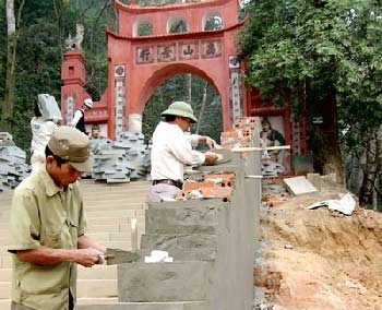 Workers carry out renovations at the historic Den Hung (Hung Temple) complex in Phu Tho Province. The public has expressed outrage that the restorations have in fact destroyed much of the site’s natural beauty and cultural significance. (Photo: SGGP)