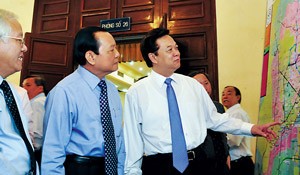 (R-L) Prime Minister Nguyen Tan Dung, HCM City Party chief Le Thanh Hai, HCM City chairman Le Hoang Quan look at a traffic network map of the city on Mar. 15 (Photo: SGGP) (R-L) Prime Minister Nguyen Tan Dung, HCM City Party chief Le Thanh Hai, HCM City chairman Le Hoang Quan look at a traffic network map of the city on Mar. 15 (Photo: SGGP)