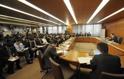Masaaki Shirakawa (R), Governor of the Bank of Japan (BOJ), delivers his speech during his annual press conference at the BOJ headquarters in Tokyo on March 17. AFP photo Masaaki Shirakawa (R), Governor of the Bank of Japan (BOJ), delivers his speech during his annual press conference at the BOJ headquarters in Tokyo on March 17. AFP photo