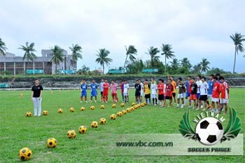 The players from the “Vietnam Soccer Prince” Show practicing their skills in preparation for the Mar22 match with young footballers of Liverpool FC (Photo: VBC) The players from the “Vietnam Soccer Prince” Show practicing their skills in preparation for the Mar22 match with young footballers of Liverpool FC (Photo: VBC)