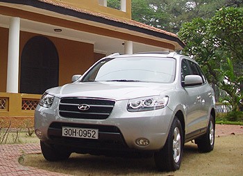 The number of car imports into Vietnam slides sharply in the first two months of 2010 (Photo: VnExpress) The number of car imports into Vietnam slides sharply in the first two months of 2010 (Photo: VnExpress)