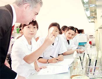 State-owned Hanoi University of Industry students line up to pay tuition fees for the 2009-2010 school year. Unlike public schools, many private universities have announced high tuition increases for the next school year. (Photo: Zing) State-owned Hanoi University of Industry students line up to pay tuition fees for the 2009-2010 school year. Unlike public schools, many private universities have announced high tuition increases for the next school year. (Photo: Zing)