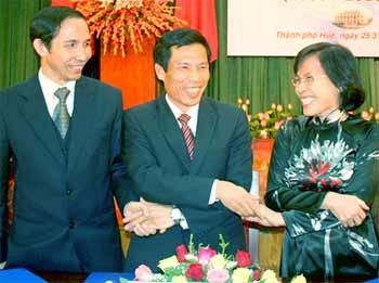 Three leaders of Hanoi, Hue and HCMC attend a ceremony March 25 in Hue City to celebrate the 50th anniversary of the cities’ friendly relations. At the event, delegates vowed to boost cooperation in various fields. (Photo: SGGP) Three leaders of Hanoi, Hue and HCMC attend a ceremony March 25 in Hue City to celebrate the 50th anniversary of the cities’ friendly relations. At the event, delegates vowed to boost cooperation in various fields. (Photo: SGGP)