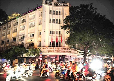 The Rex Hotel in HCMC’s District 1 was one of several major buildings in the city to turn off its lights during Earth Hour 2010 on March 27 (Photo: SGGP)