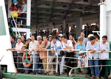 Người dân đi phà Cát Lái tranh thủ đứng xem. Ảnh: Cao Thăng Người dân đi phà Cát Lái tranh thủ đứng xem. Ảnh: Cao Thăng