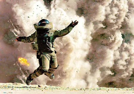 Một cảnh trong The Hurt Locker. Một cảnh trong The Hurt Locker.