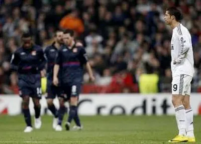 Cristiano Ronaldo (áo trắng), nuối tiếc nhìn các cầu thủ Lyon tiến vào tứ kết.