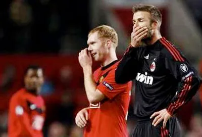 David Beckham (phải), lại hiện diện trên sân Old Trafford nhưng trong màu áo AC Milan.