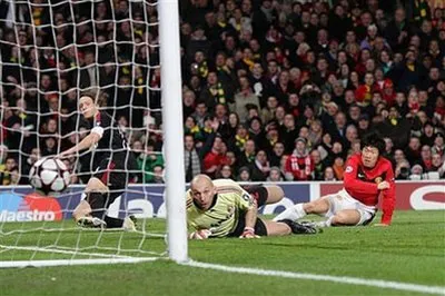 Park Ji Sung (áo đỏ) ghi bàn nâng tỷ số lên 3 - 0 cho Man.United.
