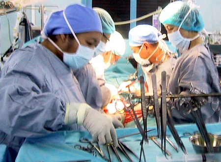 Một ca phẫu thuật ghép gan tại Bệnh viện Nhi đồng 2, TPHCM. Ảnh: Q.Chi Một ca phẫu thuật ghép gan tại Bệnh viện Nhi đồng 2, TPHCM. Ảnh: Q.Chi